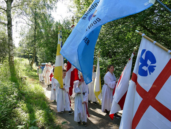 Festgottesdienst zum 1.000 Todestag des Heiligen Heimerads auf dem Hasunger Berg (Foto: Karl-Franz Thiede) Festgottesdienst zum 1.000 Todestag des Heiligen Heimerads auf dem Hasunger Berg (Foto: Karl-Franz Thiede)